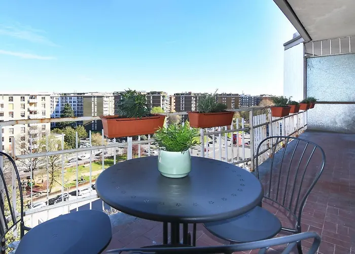 Luminoso Bilocale Con Terrazzino Apartament Mediolan