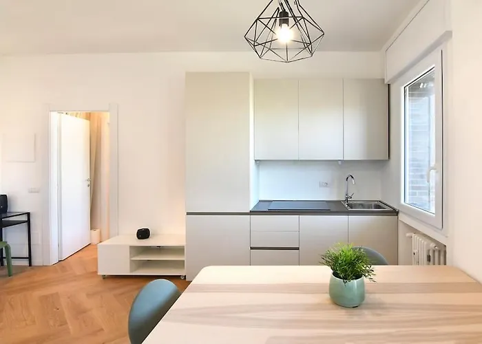 Apartament Luminoso Bilocale Con Terrazzino Mediolan